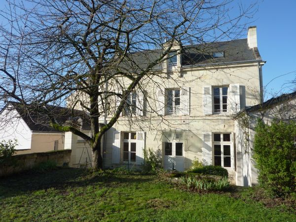 Maison traditionnelle en tuffeau centre petite ville historique en Val de Loire