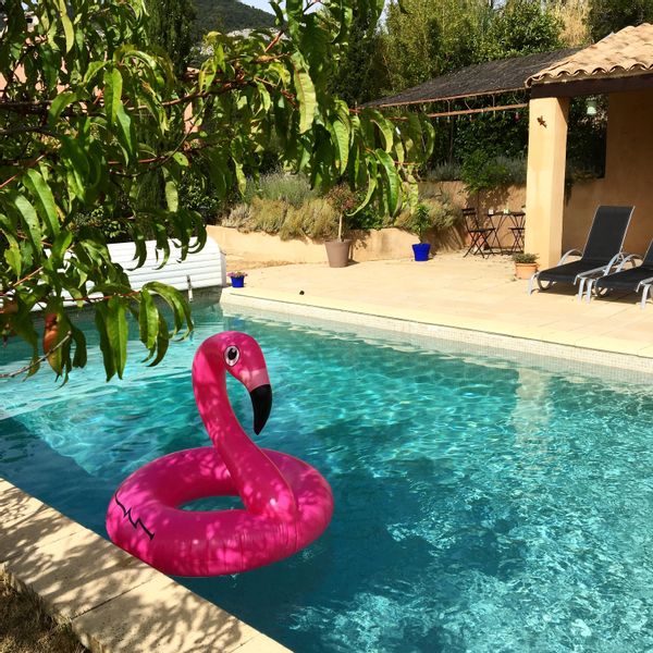Maison chaleureuse et atypique avec piscine, dominant les massifs provençaux.