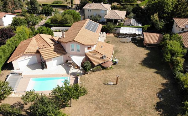 Belle maison avec piscine près de Lyon