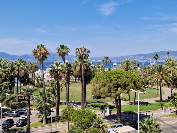 Appartement Cannes Croisette face à la mer