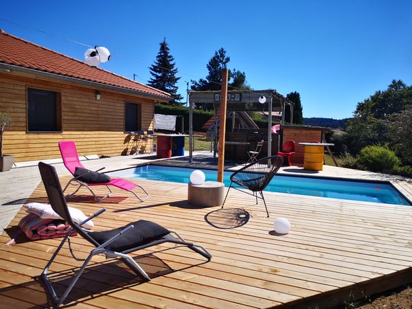 Jolie maison en bois à la campagne