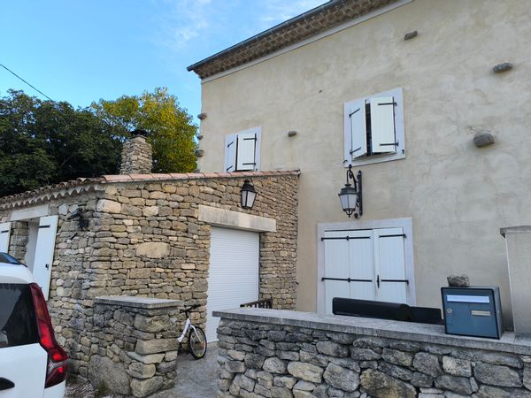 La maison de Emmanuel Nichée au coeur des champs à moins de 5 min en voiture du centre ville.