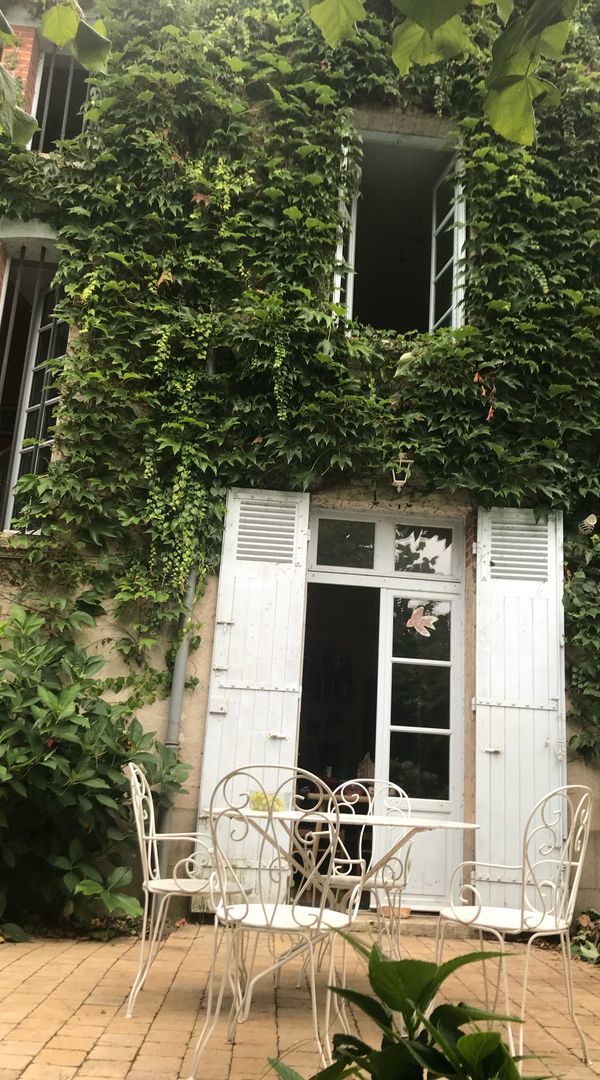 Grande maison de bourg colorée