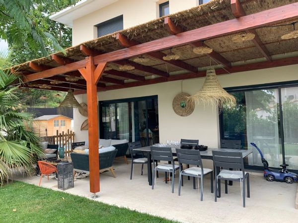 Maison moderne dans un écrin de verdure (chez Vincent, Noémie, Maël et Jules)