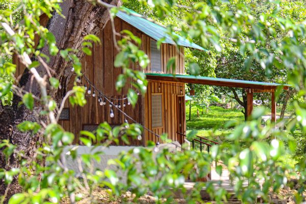 La petite cabane rustique est nichée au cœur de notre ferme pittoresque.