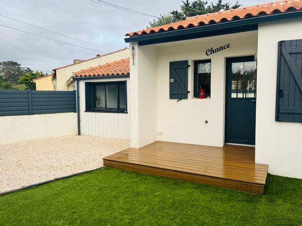 Maison de bord de mer dans un quartier calme. Deux chambres , deux espaces extérieurs agréables