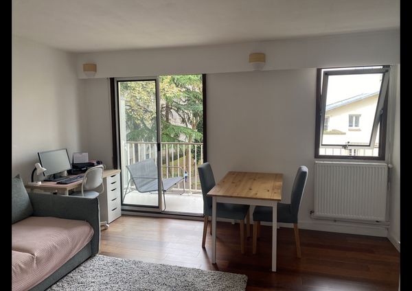 Bel appartement directement relié au centre de Paris (Métro 1- Louvre/Champs Elysées)