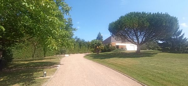 La maison avec un belvédère proche de la Vélo Francette