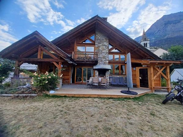 Sandrine et Dom vous propose leur tres beau chalet prestige situé dans le parc national des ecrins, avec sauna et jacouzi.