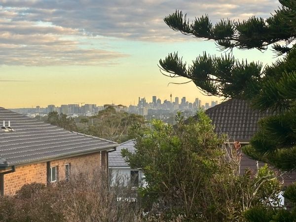 House with Garden in Little Bay, walkable to beautiful beach (1 room available year-round)