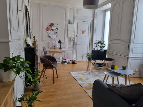 Un lumineux salon au calme en hospitalité
