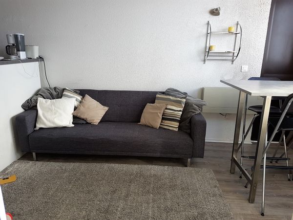 Ce bel appartement T2, exposé plein sud, vue sur les montagnes au pieds des pistes, en centre ville