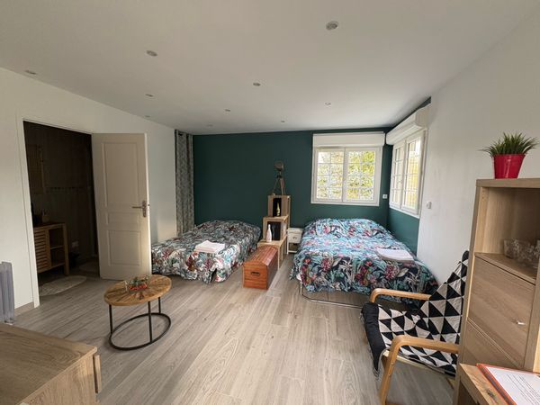 Une chambre indépendante avec salle de bain, wc, chez Cristina et Thomas en Champagne