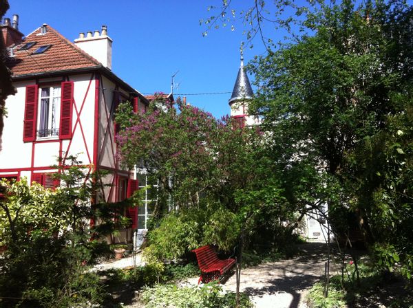 Maison XIXème, dans une cour-jardin au centre ville
