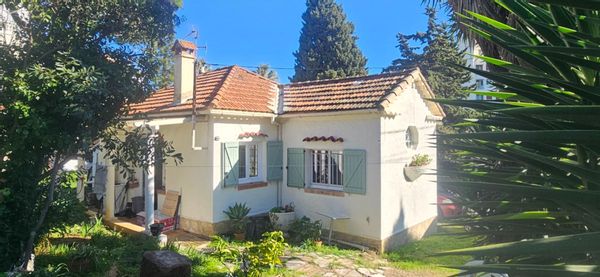 Maisonnette avec grand jardin près de la mer et du centre ville.