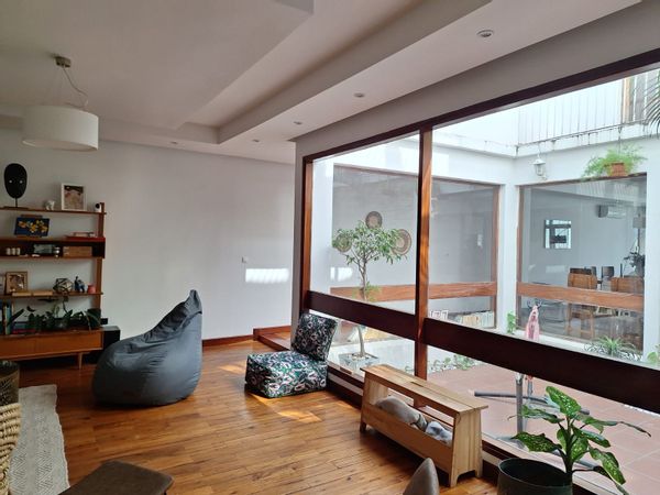 Grande maison à deux étages en plein cœur de Maputo, dans le quartier de Sommerschield