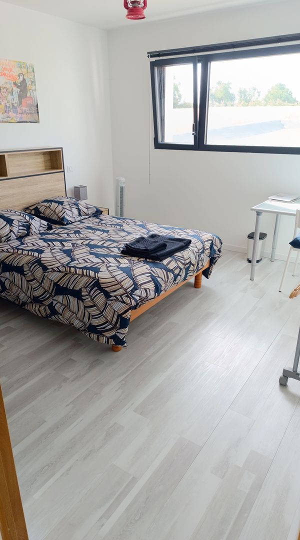 Chambre spacieuse dans maison moderne, plein pied.