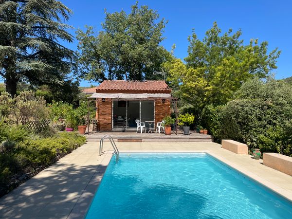 Un studio (avec piscine) en Provence