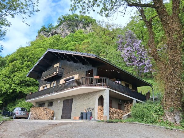 Maison entre ville et montagnes