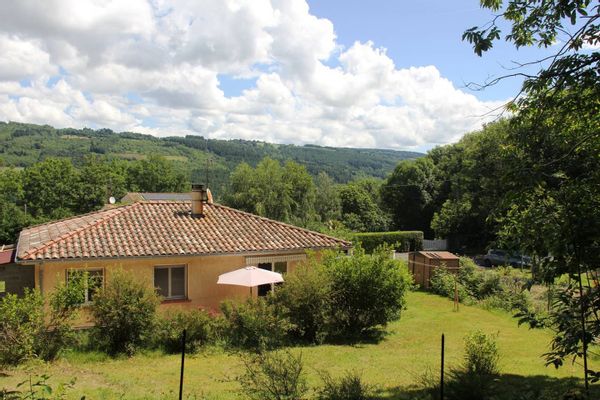 chambre privée dans maison au calme au pied de la montagne noire
