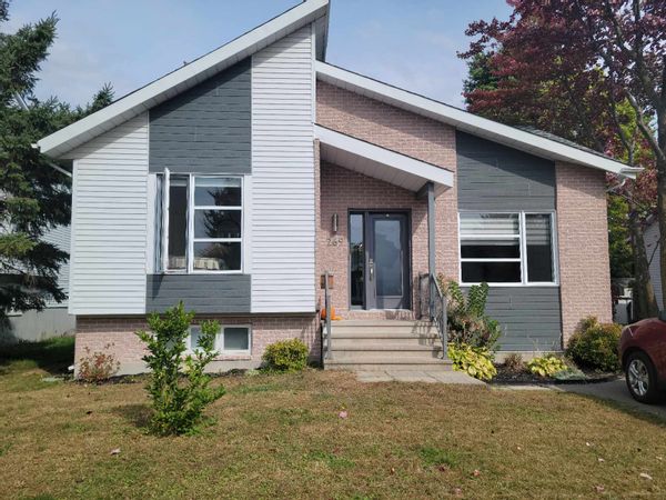 MAISON UNIFAMILIALE PRÈS DE MONTRÉAL