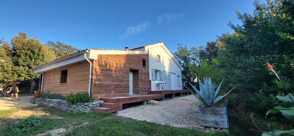 Maison au cœur d un village corse . A proximité des plages .