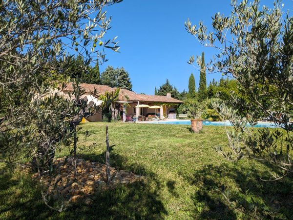 La maison de Serge avec sa piscine et son tennis