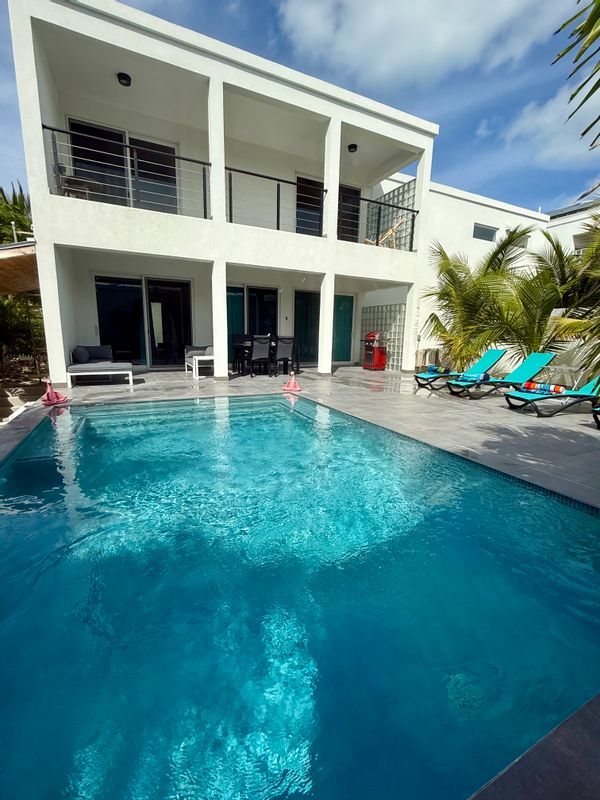La villa de Francois & Marie est situé à 10 minutes à pied de la superbe plage de Grace Bay.