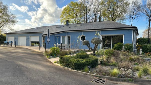 La maison de Martial est en bois se trouve a 8 km du mans et à 3 km du circuit des 24 du mans