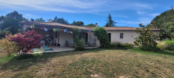 Villa dans un écrin de verdure, au calme et proche de la ville, à la périphérie d'Aix en Provence.