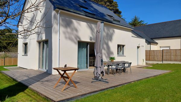 Maison familiale, pratique et confortable à seulement 800m de la mer et sentiers côtiers.