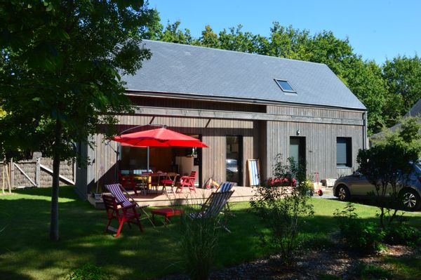 Charmante maison en bois, proche mer et bourg, dans un coin calme et familial.