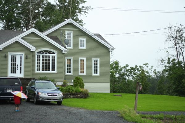 Lakeside family home!