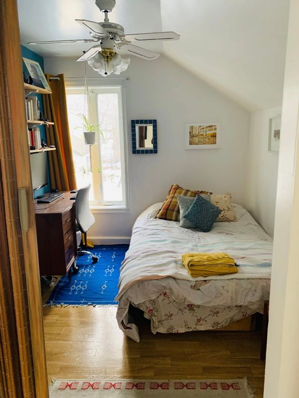 Restez à votre propre étage de la maison avec 4 chambres, cuisine, salle de bain et entrée privée.