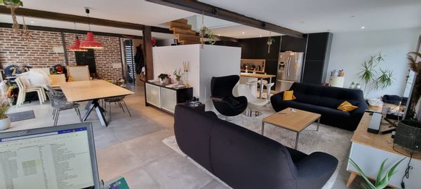 Maison ossature bois très lumineuse avec charmant extérieur.