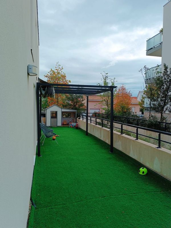 Appartement avec jardin dans quartier calme au soleil