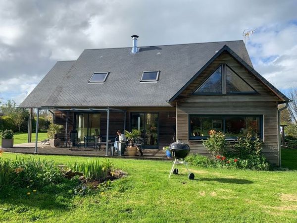 La chambre privée, ouverte sur le jardin, avec sa salle de bains privée, au calme chez Mélanie.