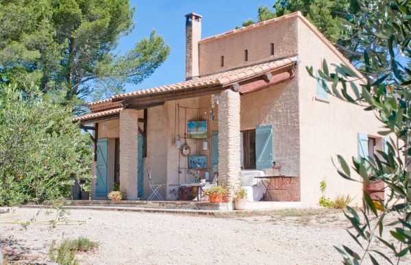 La maison de Martine se trouve dans le Sud du Luberon, en Provence sur la Route des châteaux du pays d'Aigues. Elle est avec vue sur les vignes et les collines et aussi à l'ombre des pins. De plein pied avec terrasse, il y a des tables ombre et soleil et des chaises longues. Nous somme au bord d'un hameau très calme et sympathique où tout le monde se connait. C'est le départ possible pour de nombreuses randonnées dans cette partie du Luberon. On peut se baigner à l'Etang de la Bonde, à 5 km de la maison. Nous sommes à une-demi heure de Aix-en-Provence et une petite heure de Marseille et de la mer. Les calanques, la Côte Bleue, La Ciotat… Plus près, de nombreux petits villages provençaux proposent des marchés, des animations culturelles et touristiques nombreuses. Voir l'Office du Tourisme CotéLuB.