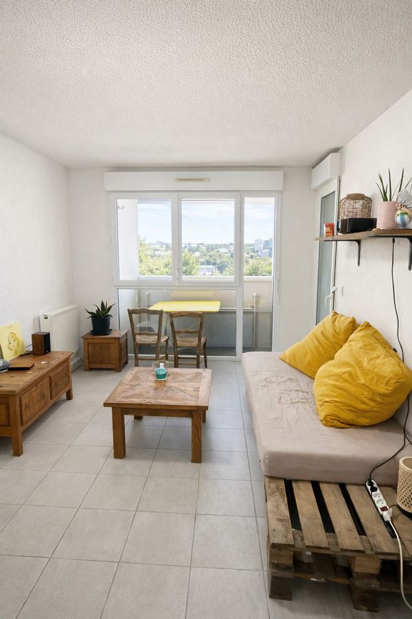 Appartement deux pièces + terrasse, proche Bordeaux (15min en tram, vélo ou bus)