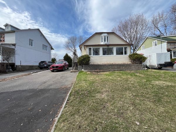 Grande maison unifamiliale de 4 chambres proche de Montréal