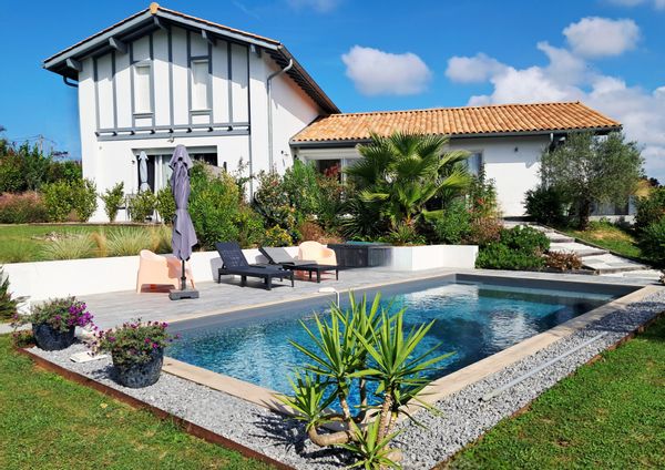 Logement + Piscine entre Biarritz, plages et golfs