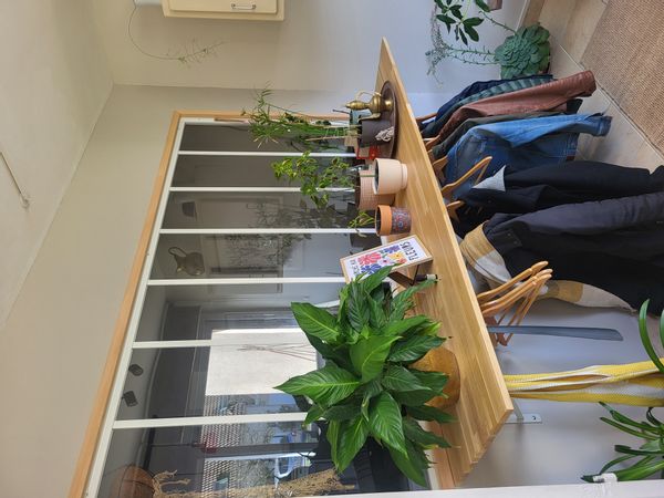 La maison de Marie est une maison mitoyenne dans une ville avec bois, rivière, compost, et vélovoie