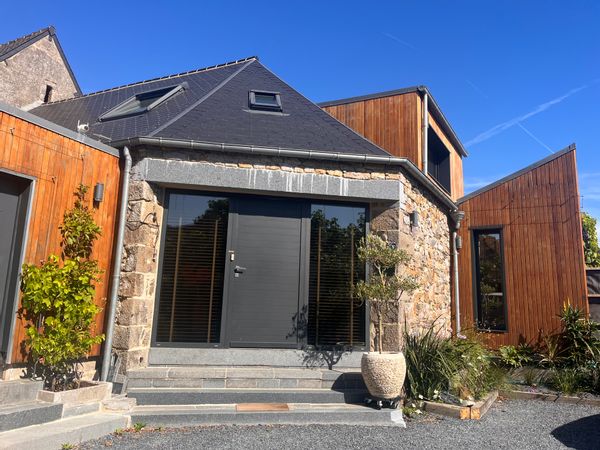 Longere entièrement restaurée face à la mer à sciotot