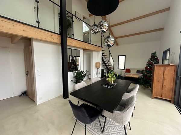La maison moderne et chaleureuse de Marine