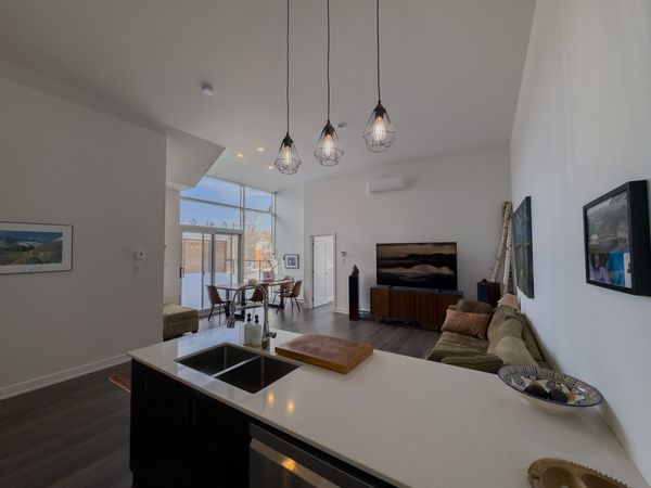 Charming, bright and so well-located  Chelsea apartment.  Walking distance to Nordik Spa, cafes,...