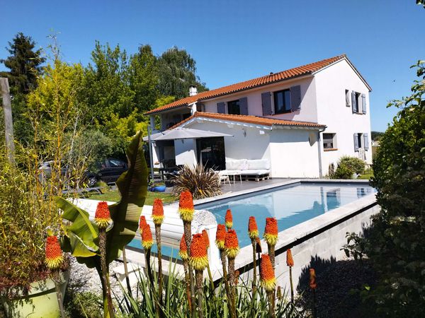 Maison au pied des Pyrénées avec piscine