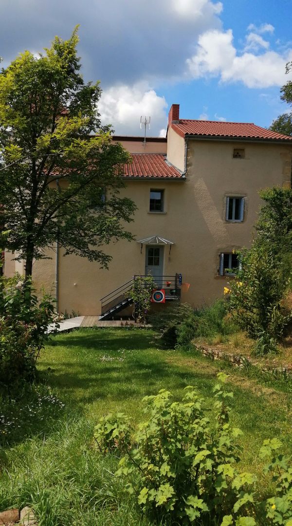 Maison familiale avec jardin au pied des volcans