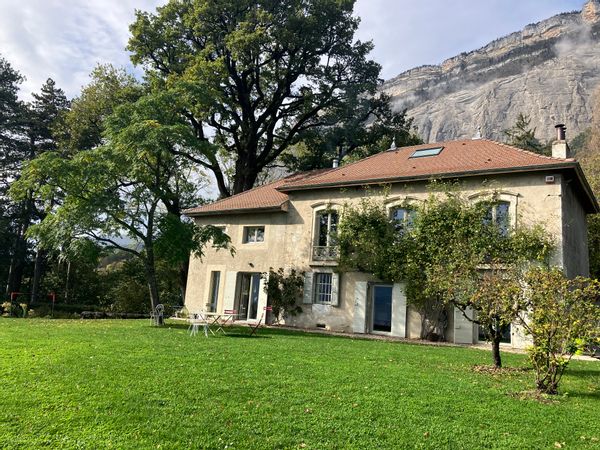 Maison coup de coeur face à la chaine de montagne de Belledonne