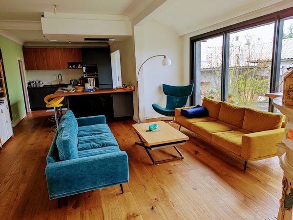 Spacieuse maison familiale, lumineuse et conviviale avec une grande piscine et terrasse.