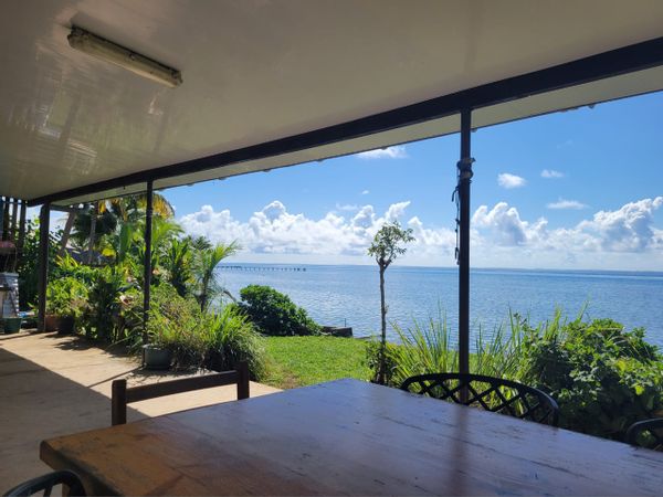 Maison conviviale en bord de lagon